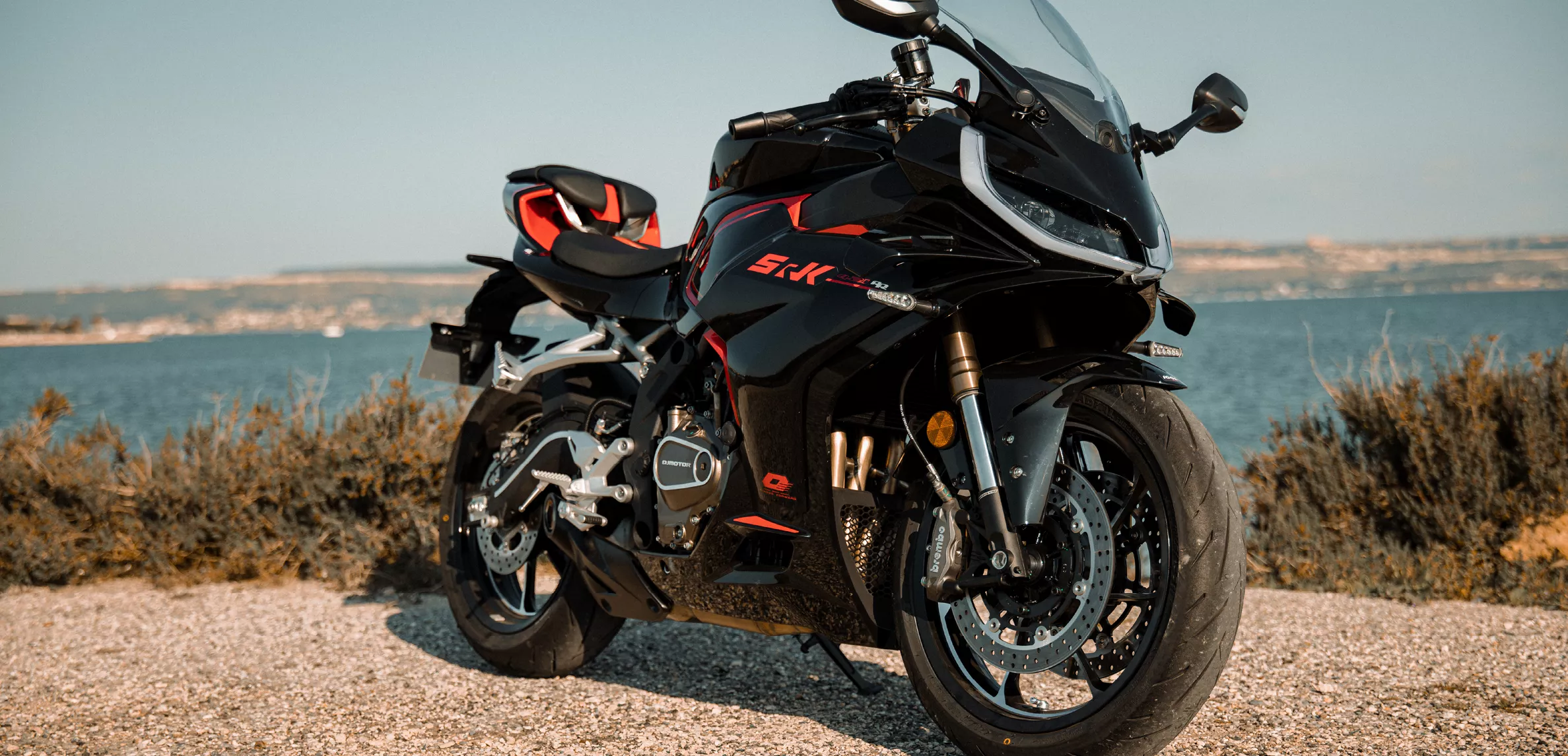 Découvrez la QJMOTOR SRK 421 RR, une sportive compacte équipée d’un moteur 4 cylindres de 77,5 ch. Technologie embarquée, équipements premium et version A2 disponible dès 5 999 € TTC.
